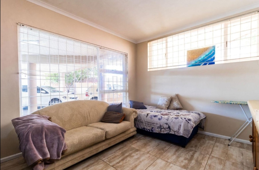8 Bedroom Property for Sale in Middedorp Western Cape